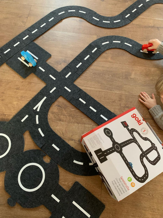 Spielstraße mit 2 Fahrzeugen